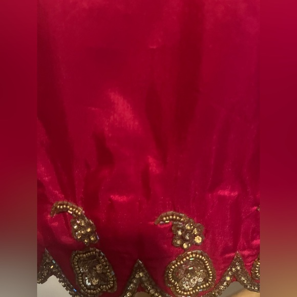 Deep pink suit top with gold dupatta - Picture 2 of 5